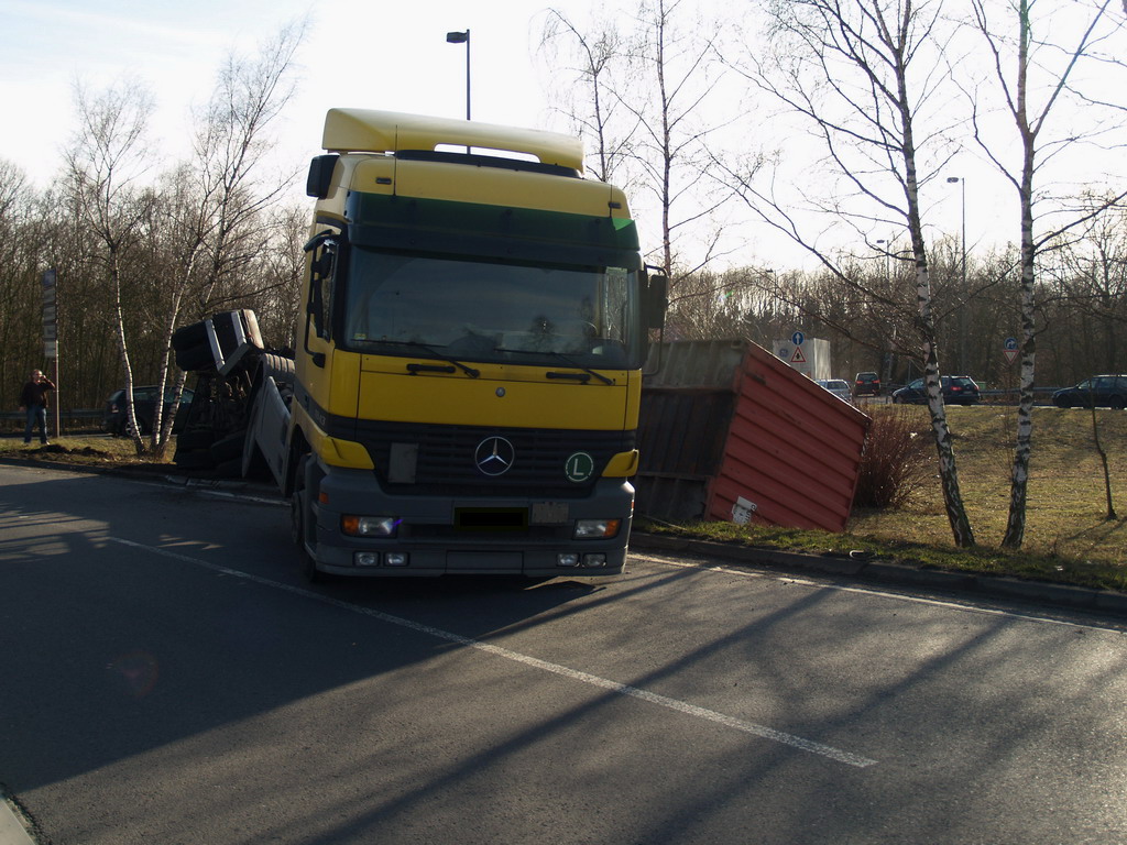 LKW verliert Container Koeln Niehler Ei P012.JPG